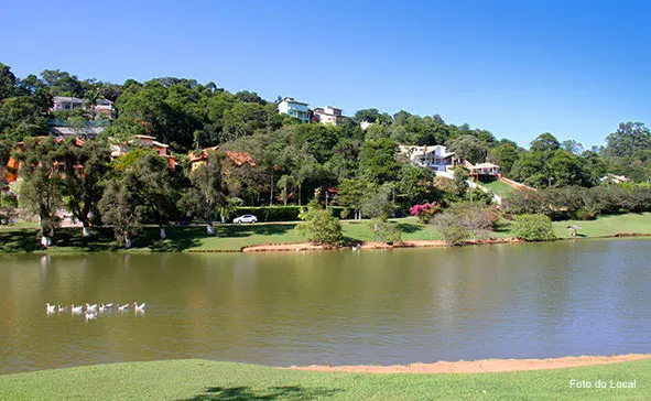 Lago do residencial com casas construídas na encosta